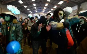 自称“憋了一年”！法国2500人仓库内狂欢 上千人挨罚
