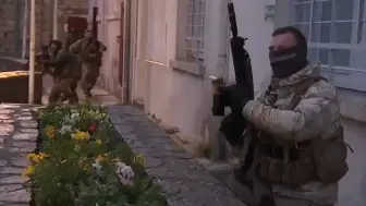 北约士兵在法国街巷军演：路人车辆在枪弹声中穿行 居民围观拍摄