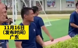 暗号对上了！消防员与幼儿园小朋友默契拉满。网友：一群大可爱加一群小可爱