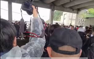 突发！日本首相岸田文雄演讲场地传出爆炸声 ，一男子被当场制服。