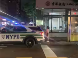 女子中国银行取钱出门被抢，中国治安太差？@中国警方在线 征集线索