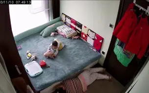 育儿嫂为逗宝宝开心随时趴地上玩捉迷藏 暖心一幕让网友大呼羡慕