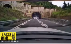 福建沙厦高速隧道发生交通事故，货车来不及刹车，径直撞向轿车。