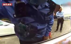 2岁女童反锁车内在引导下成功自救