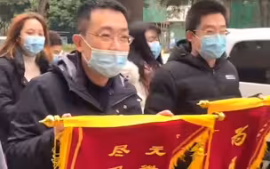 尽职尽责，关爱百姓！ #市民为派出所民警送去锦旗 ：感谢你们的辛苦付出，警察节快乐~  #中国人民警察节