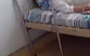 心酸又好笑！男子忙完婚礼，全家“组团”躺病床打针，场面一度尴尬！网友：缺个麻将桌…