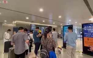 上海浦东机场进出港航班正常，旅客都戴着口罩，机场秩序井然