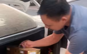 女子车里放酒忘关车窗 路过大哥看到担心被偷 搬自己车上并留纸条告知