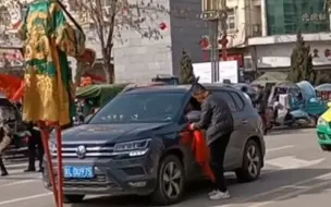关公真成“财神”了，为了索要过关钱，关公马路上耍大刀