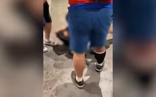 输了之后英格兰球迷围殴一意大利球迷 对其拳打脚踢 现场混乱！