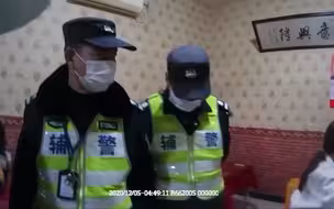奇葩！男子被抓，同伴酒驾尾随警车“保驾护航”，结果……