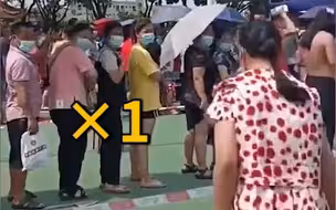 干得漂亮！两女子打疫苗插队，民警气得摔水瓶“霸气”制止