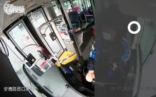 路遇金杯车起火，紧急时刻公交司机冲了上去