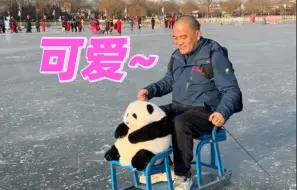 可可爱爱！谭爷爷带花花玩偶滑冰♥