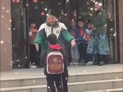 孤独症男孩被老师拥抱迎接，简单的动作满满的爱意❤