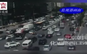 两车距离过近 转弯时发生“亲密接触”
