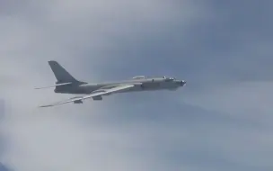 大机群实弹轰炸！东部战区多型轰炸机霸气起飞 高空投弹场面壮观
