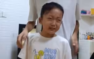 哥哥因疫情原因一年没回家，妹妹看到哥哥激动大哭求抱抱，血脉亲情永不变
