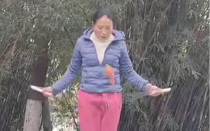跳绳和踢毽子的都沉默了！这协调性太牛了👍