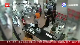 老人心脏起搏器“罢工” 医护人员跪地抢救