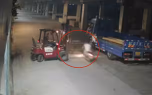摩托车飞速行驶中撞上叉车 司机瞬间被撞弹飞 摩托车冲出百余米