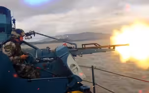 烎！东部战区船艇武器实弹演练