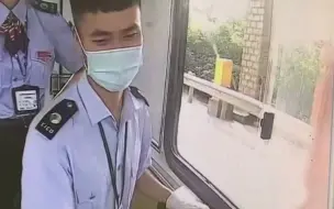 热心司机路过收费站扔下两瓶水“砸中”收费员：简单粗暴暖意满满
