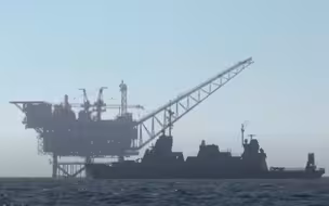 战火蔓延至海上！哈马斯瞄准以色列海上油气平台，以军舰导弹回击，还公布摧毁哈马斯“潜艇”画面