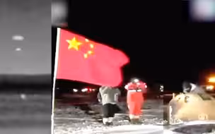 多视角看嫦娥五号返回器着陆：落地瞬间爆发掌声 五星红旗迎风飘扬