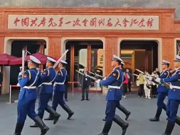 迎着新年曙光，五星红旗在中共一大纪念馆一大广场升起。