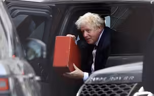 英国前首相鲍里斯·约翰逊发推细数自己的“功劳”，评论区却翻车了