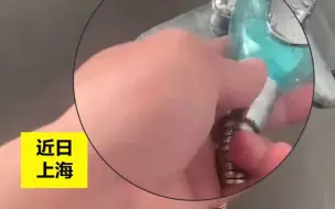 物有所用，男子用免洗洗手液瓶自制淋浴喷头：感觉比正常买的都好用！