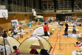日本为预防“巨大地震”多地开设避难所 民众“抢水抢纸抢粮”