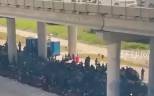 美媒记者曝光震撼一幕，美墨边境上千移民疑被扣押桥下
