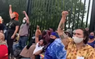 数百抗议者聚集白宫前 敦促拜登政府履行承诺！连前总统雕像都被毁