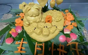 有“小萌兰”蛋糕！大熊猫“萌兰”生日会：雨中惬意啃竹笋