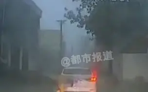 都市报道【暴雨中男子触电晕倒，路人冒险救人，背后细节令人触动】
