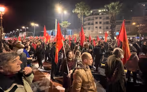 希腊民众抗议布林肯到访 点燃星条旗当街怒吼：美国滚，北约滚