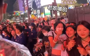 小姐姐偶遇消防员，“专业”问题让蓝朋友招架不住，网友:还好天黑了看不出他脸红