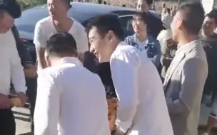 有“创意”！新郎带伴郎在新娘家干农活！网友：新郎失算了，找了一群能喝的，结果来剥玉米…