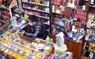 结局很圆满！小伙忘带手机想赊账称中国人不骗中国人，逗笑老板