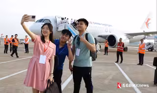 “很自豪可以搭乘国产大飞机！” C919执飞的首个跨境商业包机从香港起飞后，将120多名香港大学生送至上海虹桥国际机场。