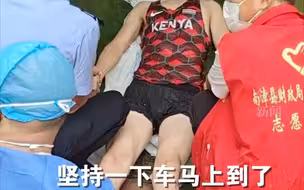 辛苦了！志愿者浑身湿透中暑晕倒，民警迅速将他背起送医。