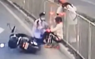 男孩骑车时突发低血糖晕倒路边 公交车、泥土车、电动车都停了下来