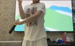 8岁男孩一手双截棍耍得出神入化，动作利落又帅气。“原以为是青铜，没想到是王者”。