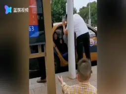 爷孙两人多日未曾谋面 再见面萌娃一路小跑直奔爷爷“求抱抱”