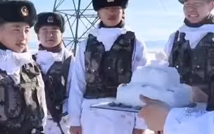 太有爱！新兵首次巡逻收到冰雪生日蛋糕