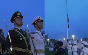直击天安门广场升旗仪式 双节同庆市民整夜守候 铿锵有力心潮澎湃