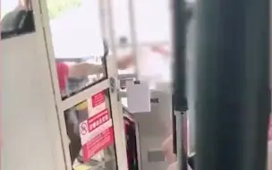 疫情期间坐公交需出示健康码，学生无手机无法出示被拒乘车