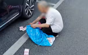 老人手提66万现金街头撒钱 众人暖心劝导无人哄抢